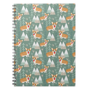 Cuaderno Corgis en el patrón forestal de las montañas