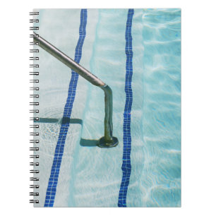 Cuaderno Correa negra en la piscina azul