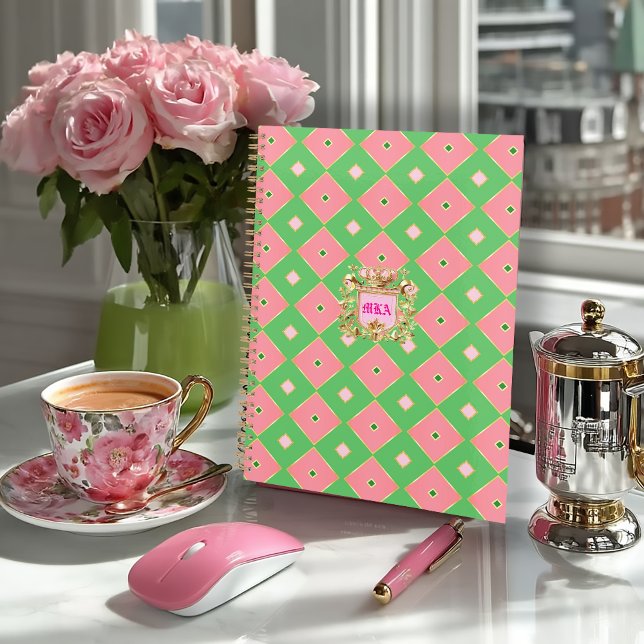 Cuaderno Crestón de Monograma Harlequin Rosa y Verde de Luj (Posh Crest Monogrammed Pink and Green Harlequin Notebook )