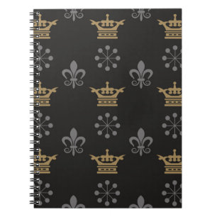 Cuaderno Crownes dorados sobre fondo de escritorio negro, p