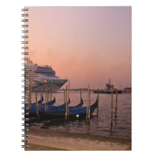 Cuaderno Crucero y góndolas cerca del Gran Canal, Italia