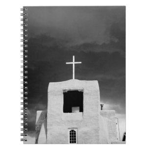Cuaderno Cruz en la iglesia más antigua, San Miguel, Santa 
