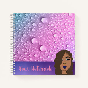 Cuaderno cuadrado de color rosa y morado con gotas