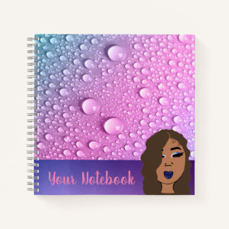 Cuaderno cuadrado de color rosa y morado con gotas