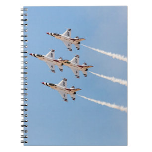 Cuaderno Cuatro F-16 Thunderbirds vuelan en formación cerra