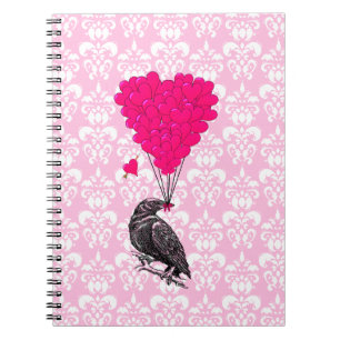 Cuaderno Cuervo y corazón sobre damasco rosa