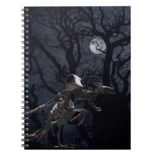 Cuaderno Cuervo y esqueleto de rata a la luz de la luna