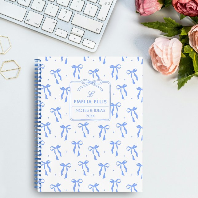 Cuaderno Cute Girly Blue and White Coquette Bows Monogram (Subido por el creador)