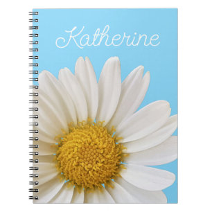 Cuaderno Daisy blanco en nombre personalizado de cielo azul
