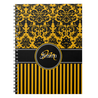 Cuaderno Damasco de rayas blancas amarillas y negras person