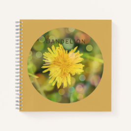 Cuaderno Dandelion con un bokeh colorido sobre el amarillo 