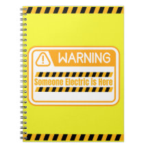 Cuaderno de advertencia alguien eléctrico está aqu