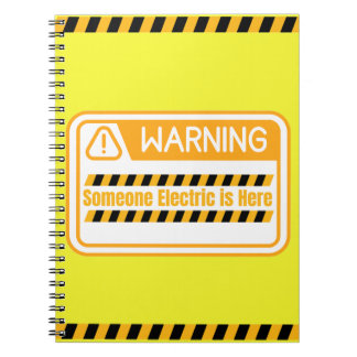Cuaderno de advertencia alguien eléctrico está aqu