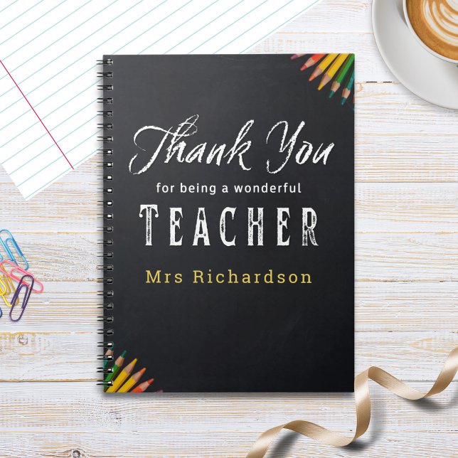 Cuaderno De Agradecimiento Para Maestro Con Nombre (A notebook for teacher appreciation, in a chalkboard style, with thank you message and custom name)