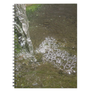 Cuaderno de agua con cascada que chisporrotea