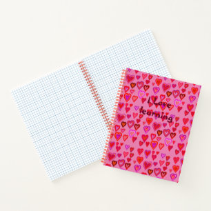 Cuaderno de corazones rojos y rosados