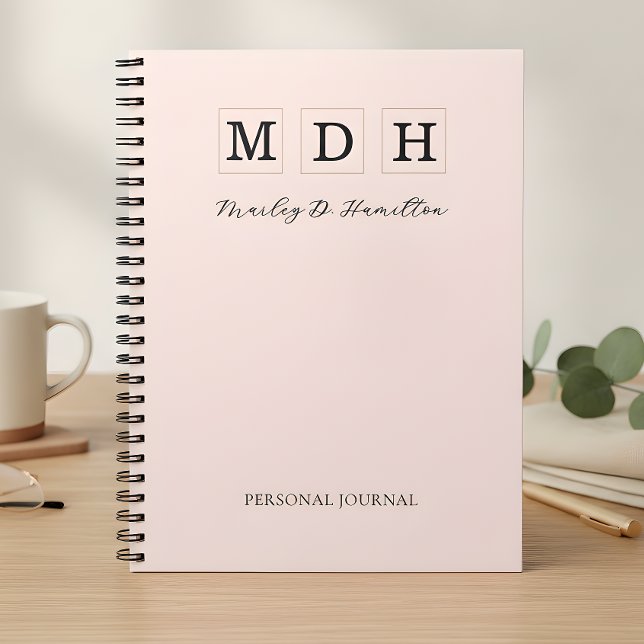 Cuaderno de diario con monograma rosa rubor (Subido por el creador)