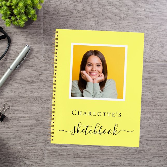 Cuaderno de dibujo amarillo tipografía de fotos (Subido por el creador)