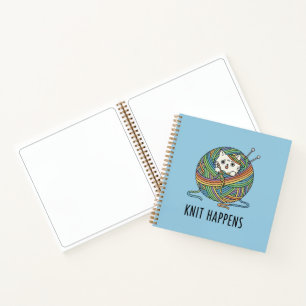 Cuaderno de dibujo de gato juguetón hilando lana a