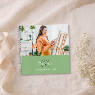 Cuaderno de dibujo foto monograma verde salvia