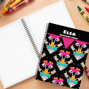 Cuaderno de dibujo negro con mono colorido
