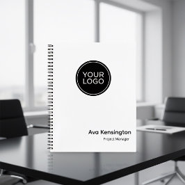 Cuaderno de estrategia profesional 2026 con person