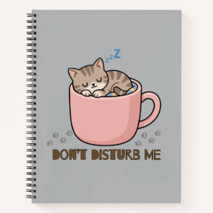 Cuaderno de gatito dormido lindo en taza de té