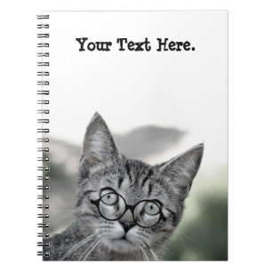 Cuaderno de gato lindo y sorprendido con gafas