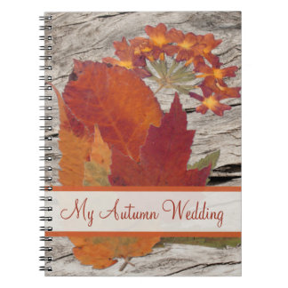 Cuaderno de hojas y flores secas de otoño