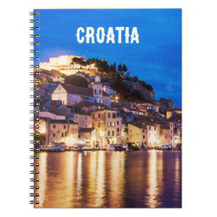 Cuaderno de la ciudad croata de Sibenik por la noc