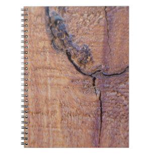 Cuaderno de madera agrietado