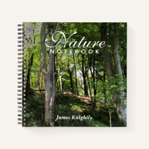 Cuaderno de naturaleza y bosque natural con nombre