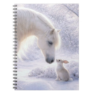 Cuaderno de nieve de caballo y conejo hermoso