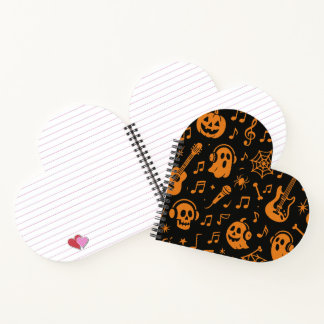 cuaderno de notas con música de Halloween y corazó