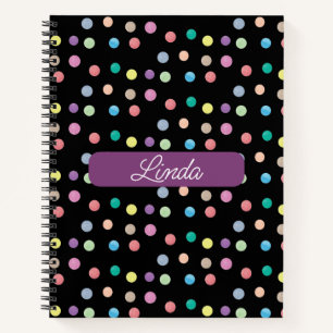 Cuaderno de notas con puntos pintados a mano