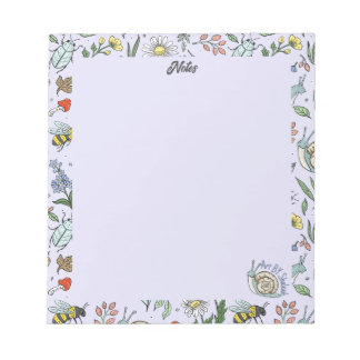 Cuaderno de notas en el jardín