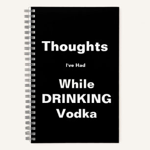 Cuaderno de pensamientos bebiendo vodka