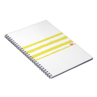 Cuaderno de rayas amarillas y corona rosa
