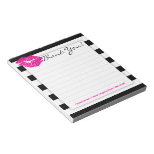 Cuaderno de rayas blancas y negras con labios rosa