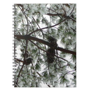Cuaderno Debajo de la foto del invierno de un pino cubierto
