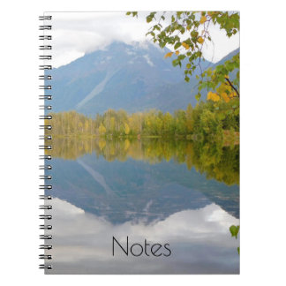 Cuaderno del lago de montaña tranquilo