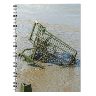 Cuaderno desechado de la carretilla que hace