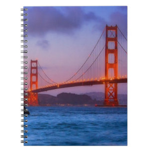 Cuaderno Después de puesta del sol hacia fuera en la playa