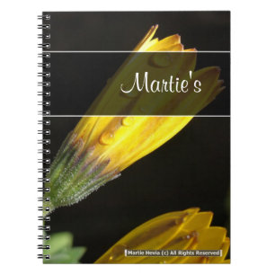 Cuaderno Dew en un bloc de notas de margarita amarillo