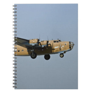 Cuaderno Diamond Lil B-24 Bomber, aterrizando en Oshkosh,