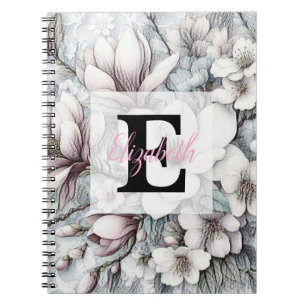 Cuaderno Dibujo floral monograma flores de magnolias rosada