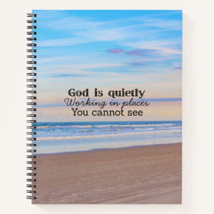 Cuaderno Dios está trabajando tipografía cristiana bíblica