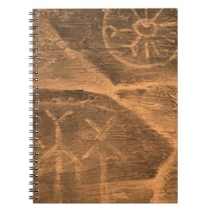 Cuaderno diseño antiguo en la pared de las cuevas. historia