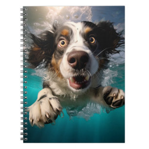 Cuaderno Diseño de perro emocionado nadando bajo el agua