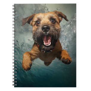 Cuaderno Diseño de perro juguetón nadando bajo el agua